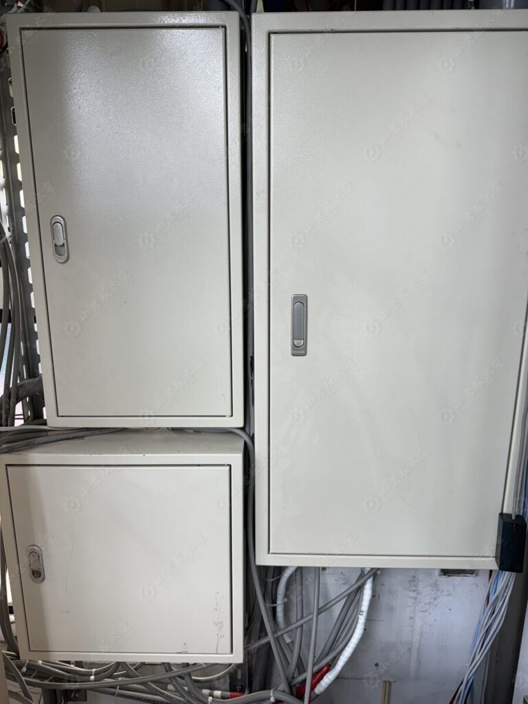 店面配電箱外箱與下方整齊配線管路