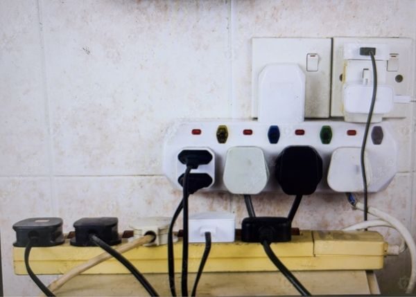 多個插頭擠在同一條延長線，高耗電設備共用迴路容易過載跳電