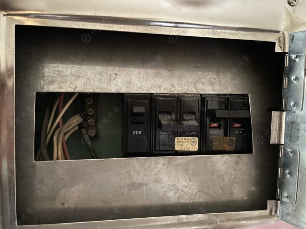 老舊配電箱，斷路器與端子老化、標示不清，用電容易不穩