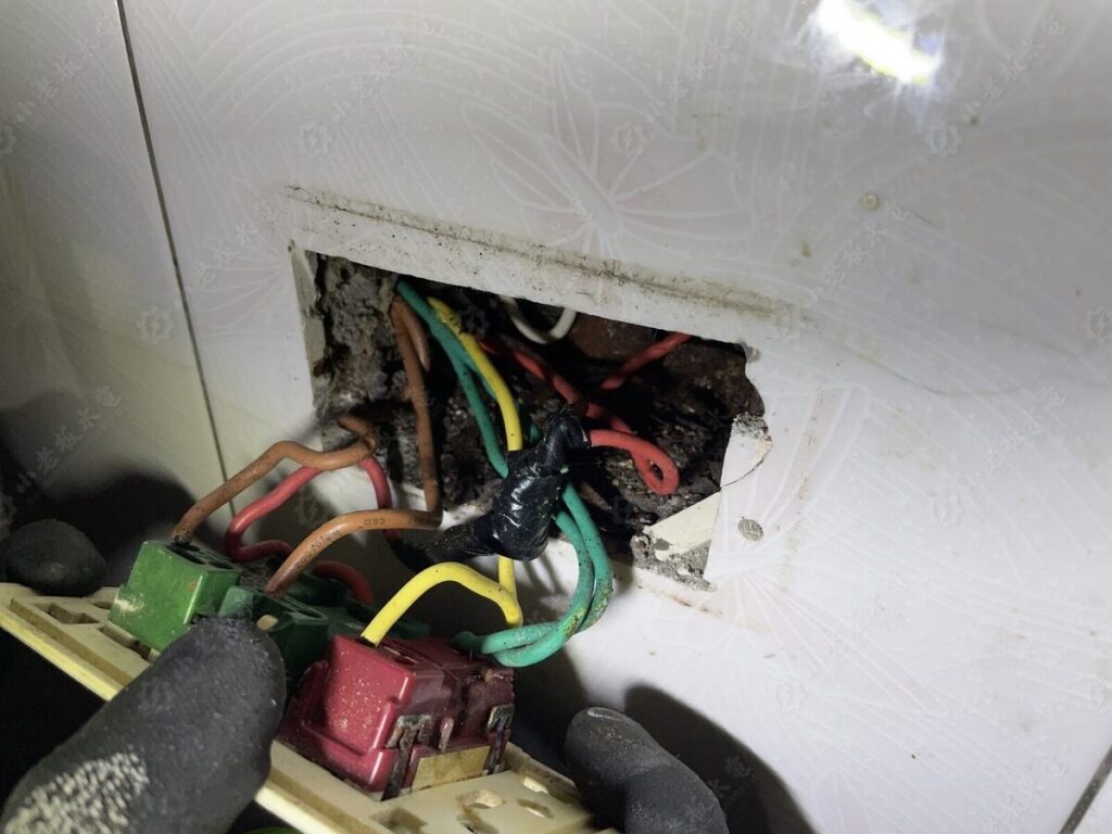 老屋牆內老化電線與外露接線盒,絕緣劣化、以電火布纏繞,有跳電與走火風險