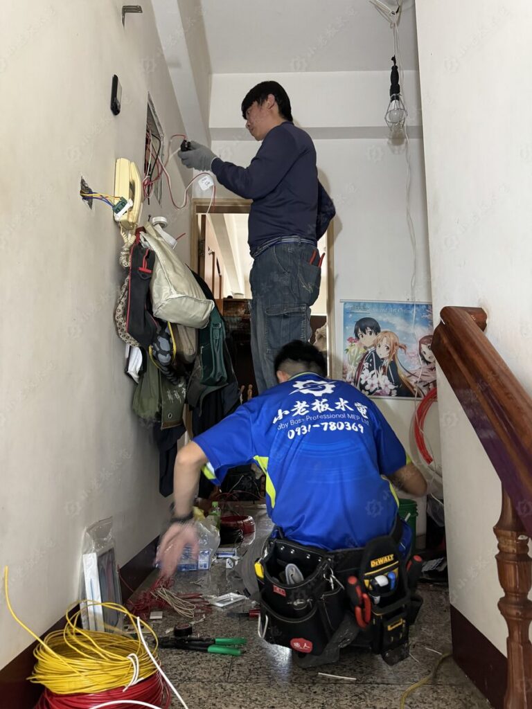 小老板水電技師在老屋現場施作電線更換,重新配線與佈管