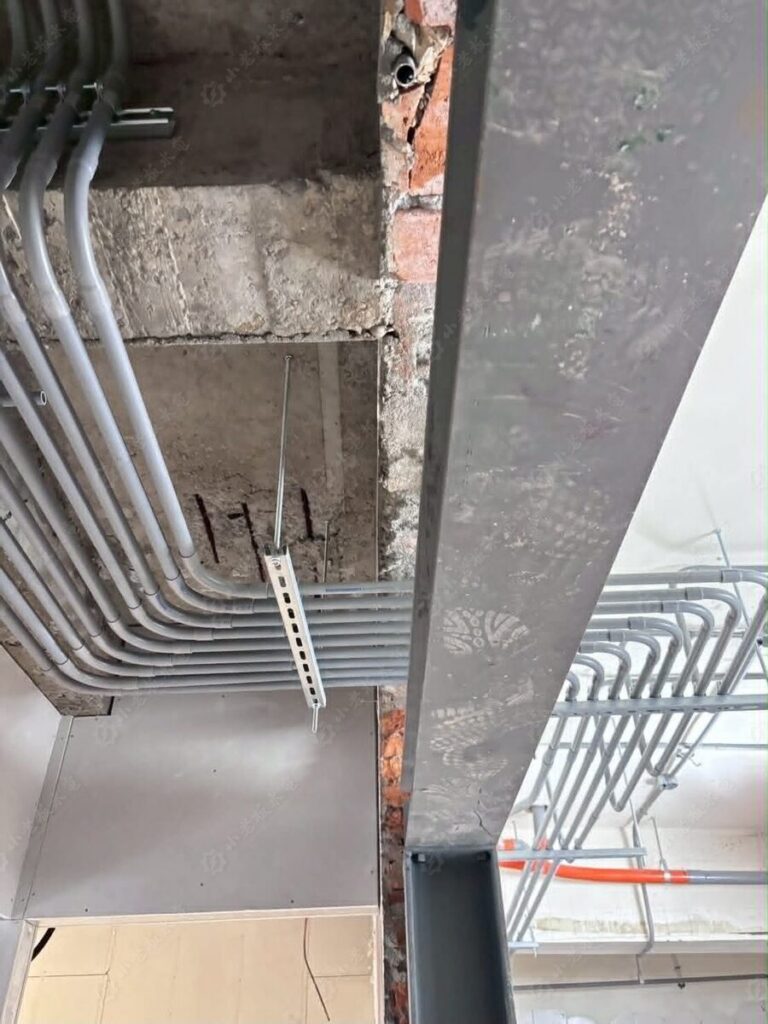 老屋重新配線的金屬導管(EMT)配管工程，沿樑整齊佈設、彎管確實